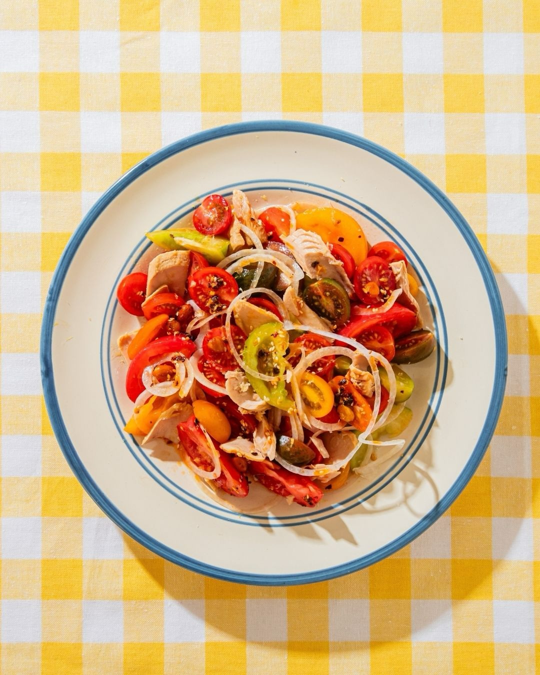 Tomato salad with tuna, onion and crispy chilli